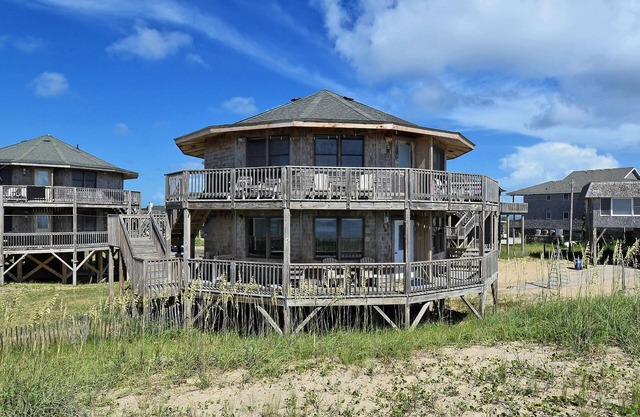 Shore Break Cottage- Steps to Beach- Incredible Views- Community Pool
