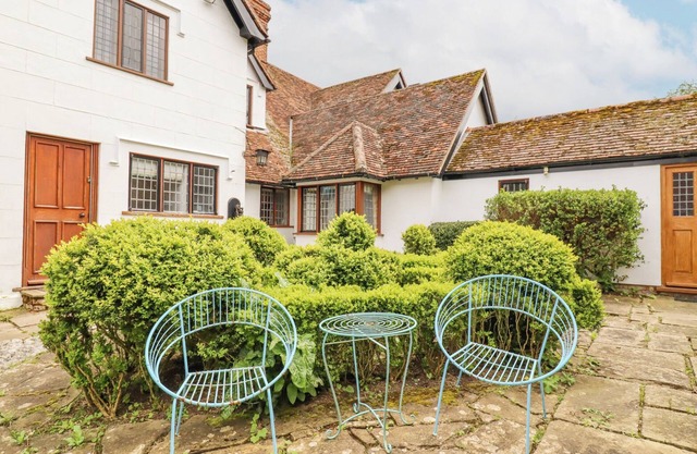 SHORE HALL, family friendly, with open fire in Finchingfield