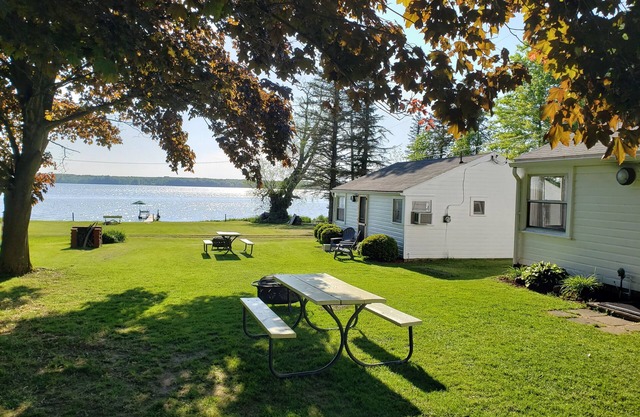 Trois chalets au bord du lac (# 1)