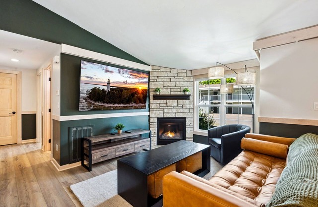 Shore Suite | Dog-friendly- Downtown Fish Creek
