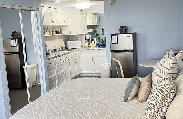 ~ Shore ~ Thing ~ Studio Condo near The Beach ~