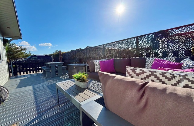 Shorefields luxury pebble Log Cabin Lodge Retreat nr Beach