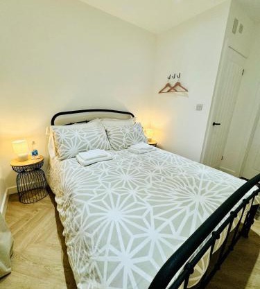 Shoreham Beach Cabana - Cozy ensuite Cabana with private entrance on beautiful Shoreham Beach - Close to Brighton City Airport and Panattoni Park