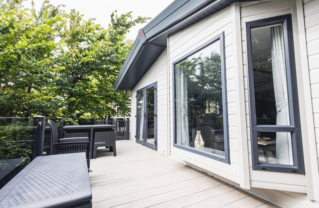 Shoreline - a spacious, well appointed lodge overlooking Christchurch Harbour.