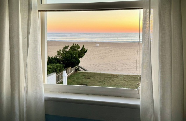 Shoreline Cottage - Oceanfront - North End VB