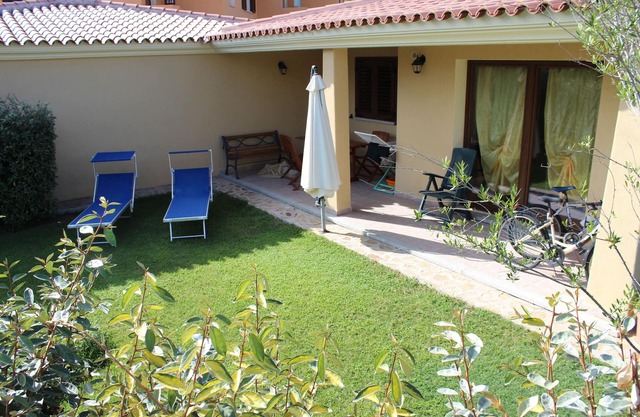 CASADELFARO AVEC JARDIN, MER 5 MINUTES À PIED.