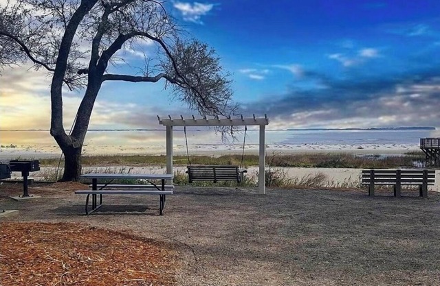 Short walk to Beach! Family friendly, 2nd floor NO ELEVATOR