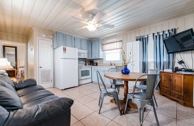 Short walk to Beach, Private poolside cottage-5---- 1 Bed/1 Bath near Main St