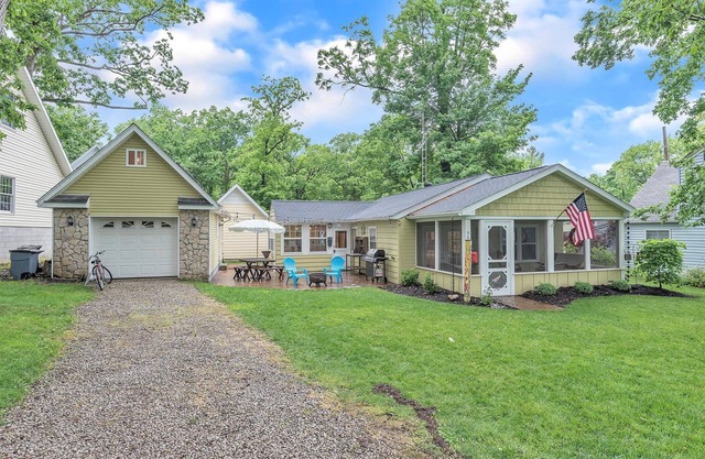 Short walk to the pool/ tennis/ rec center Great outdoor space