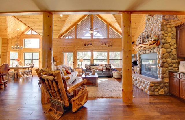 Show Low Cabin Rental: Hot Tub & Golf Course View!