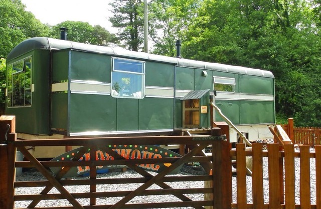 Showman's Wagon est une fourgonnette foraine rénovée des années 1950 pour deux invités.
