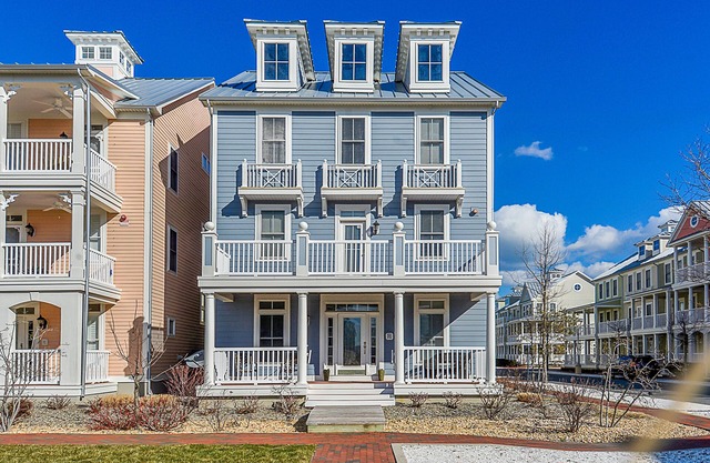 Side-by-side homes with bay views, resort pools, tennis, & gym - near beach