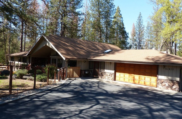 SIERRA ESCAPE! SPACIEUSE MAISON DE CAMPAGNE AVEC PISCINE & SPA - 20 MINUTES DE YOSEMITE!
