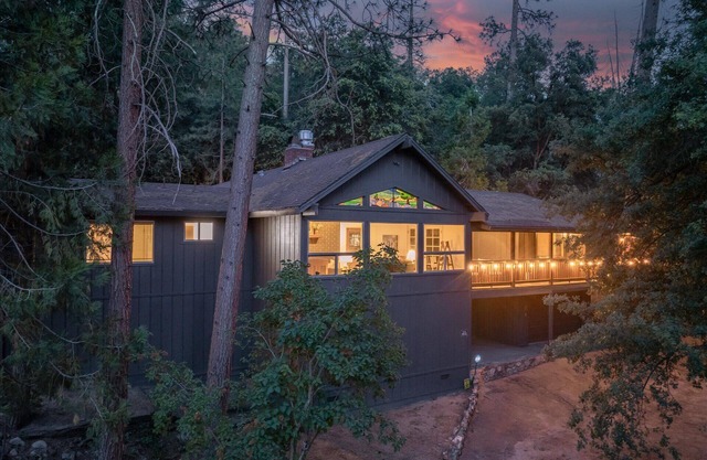 Sierra Mountain Escape! Sleeps 15 with spa and more!