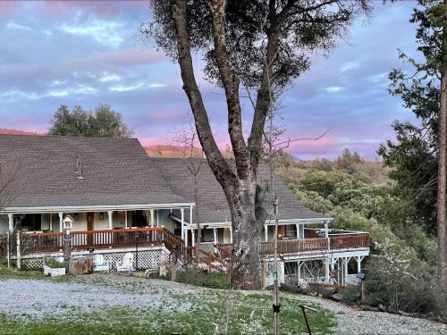 Sierra Mountain Lodge - Vacation Rentals - Yosemite
