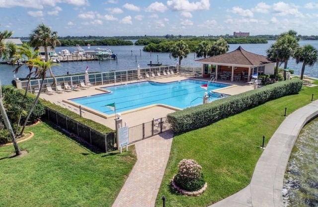 Siesta Key.Bay to Beach Condo!