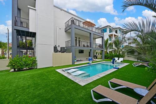 Siesta Key Coastal Getaway - Steps to the Beach
