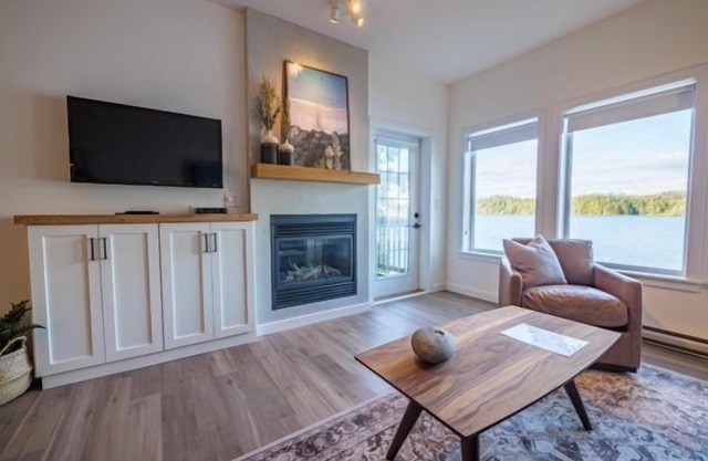 SIGNATURE COLLECTION ONE BEDROOM QUEEN SUITE + OUTDOOR SOAKER TUB ON PATIO