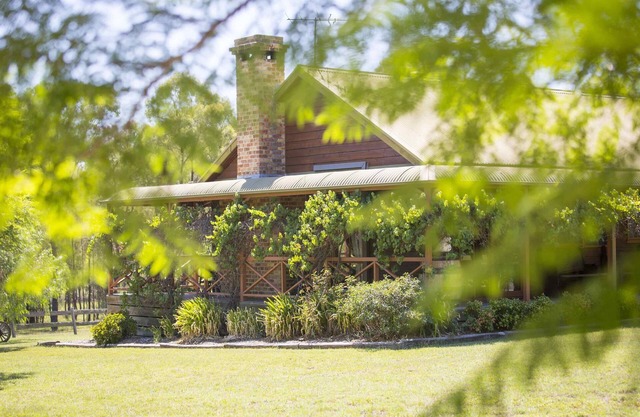 Silky Oak Cottage - Delightful 3 bedroom country cottage on Hermitage Road