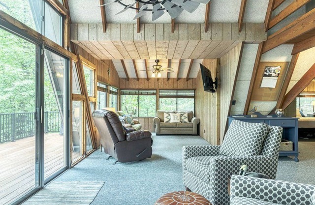 Silver Fox Lakefront Chalet