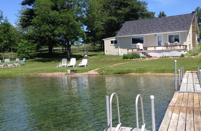 Silver Lake Cottage à Traverse City, façade privée avec ponton à louer