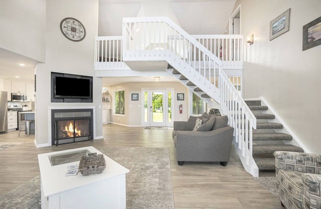Silver Lake Retreat: Swimming Pool, Private Beach, Fire Pit, Spacious Home