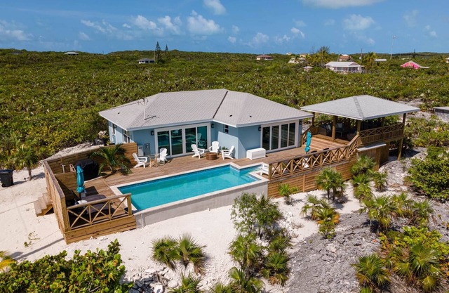 Silver Palms Retreat, Family home with pool, steps from Tropic of Cancer!