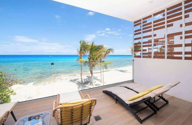 Silver Reef #2 - 2 BR LUXE Oceanfront & Pool