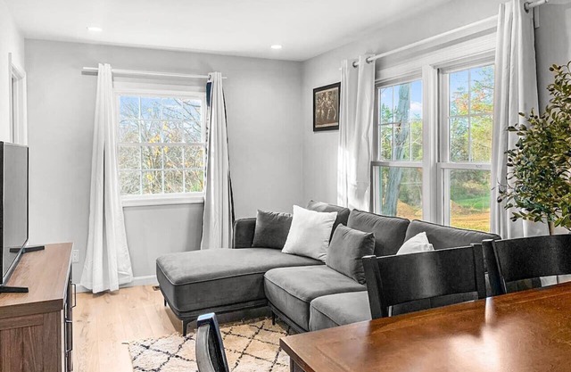 Silver Spring Serenity: 2BR/2BA, Nature & Access"