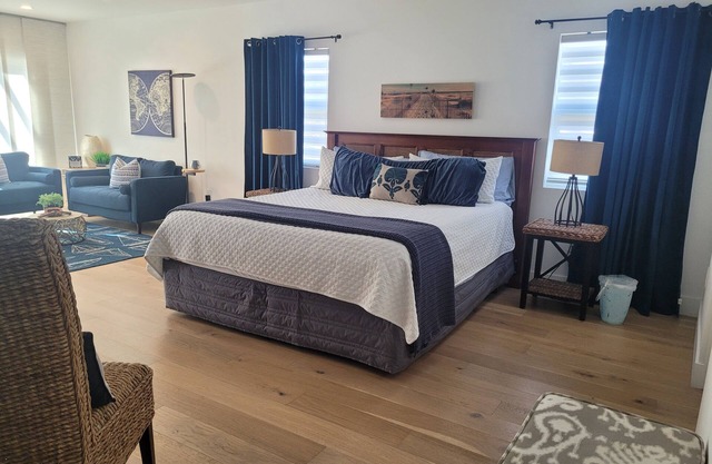 Silver Strand Escape 3bd 2ba; 4 min walk to shore! no pets