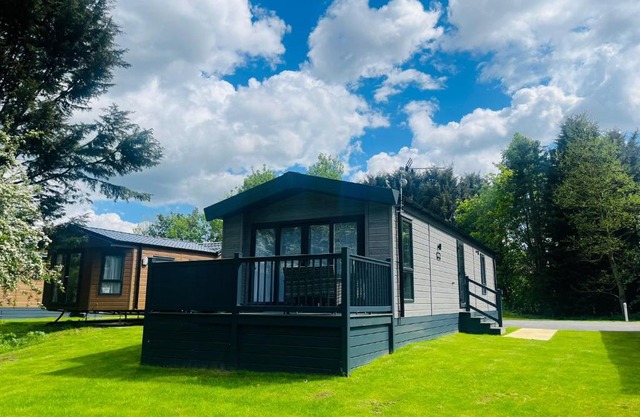 Silver Wood Lodge with Hot Tub