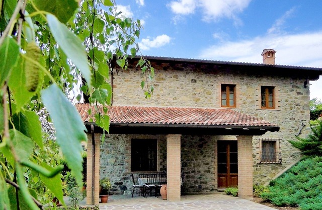 Belle maison en pierre avec piscine privée et bain à remous