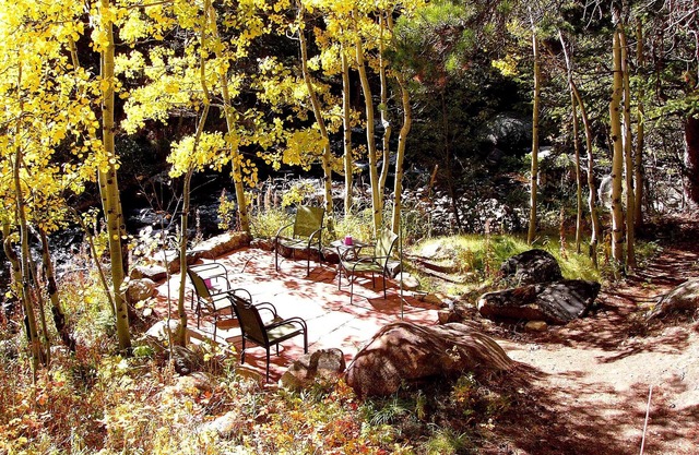 Cabane de montagne simple sur les rives du puissant ruisseau Saint-Vrain