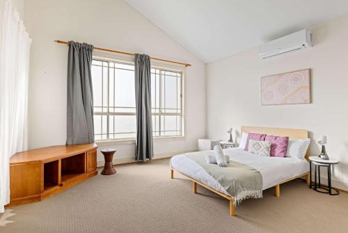 Simple No-Frills Double Room with Ensuite Bathroom & Air Conditioning in Bexley
