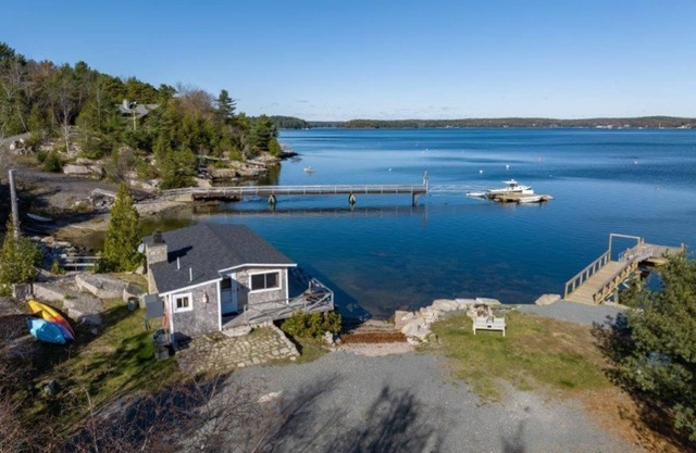 Un chalet coquet sur le bord de l'eau