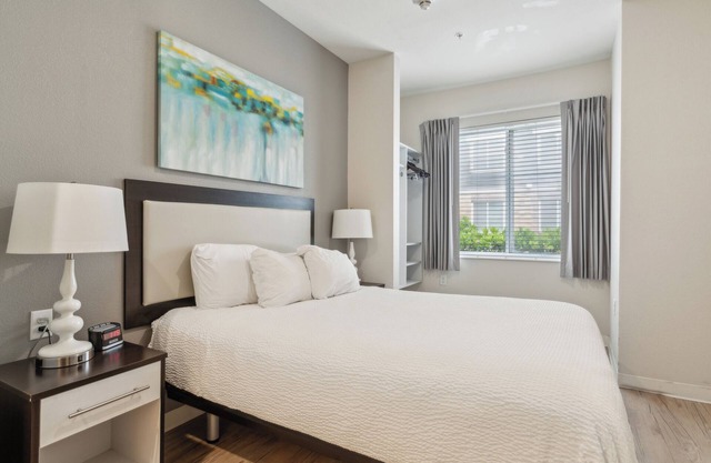 Simplicity At the Rim 1117 I Spacious 1 Bed 1 Bth