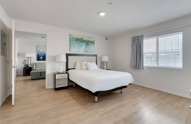 Simplicity At the Rim 1210 I Spacious 1 Bed 1 Bth