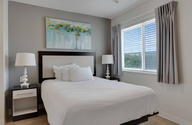 Simplicity At the Rim 1212 I Spacious 1 Bed 1 Bth