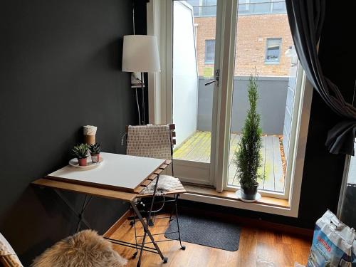 SimpliCITY - spacious budget room, balcony, shared kitchen and bath, privacy, super location