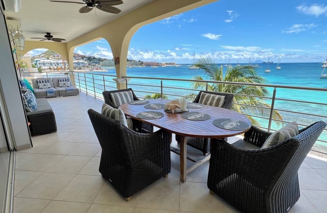 Belle spacieuse 2BR 2. 5 Bath Simpson Bay Beach front