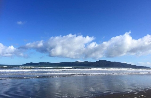 Singalongwaves - Raumatibach: Absolute Beachfront