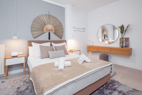 Singer Suite Kalamata, Modern Spacious Apartment near Beach & City Center with Parking