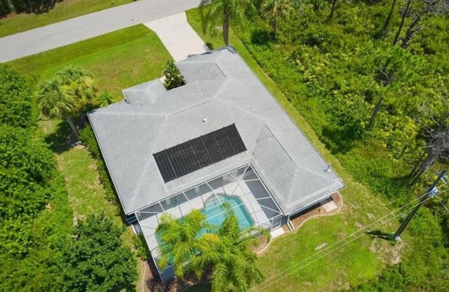 Single family home in a quiet neighborhood, close to five beaches, restaurants.