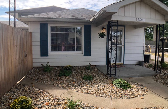 Happy Hickory - 3 Bedroom, 2 Bath, Equipped Kitchen, Laundry