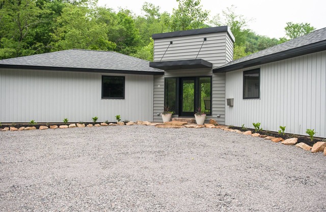 Maison neuve de plain-pied avec terrasse et ruisseau