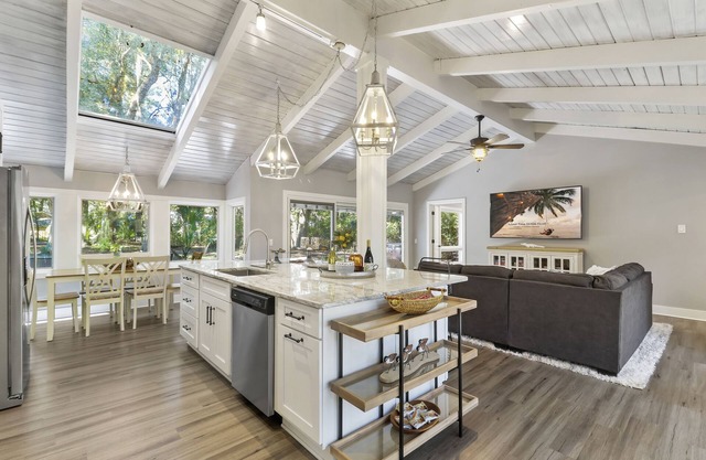 Single level Sea Pines home with a hot tub, just a short walk to the beach!