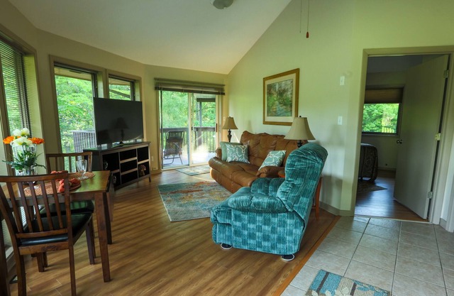 Petite maison ronde individuelle avec un lit queen, kitchenette et salle de bain