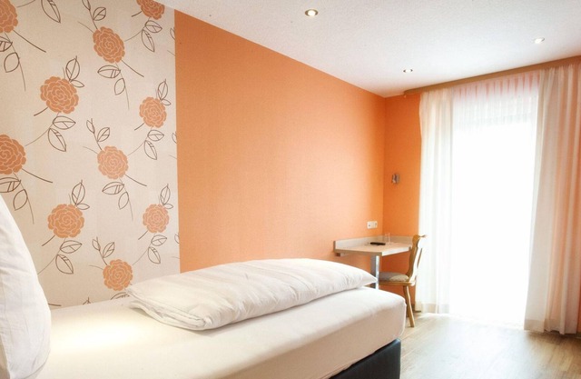 Chambre simple, douche / WC, confort - Hotel-Restaurant Haus Hubertus