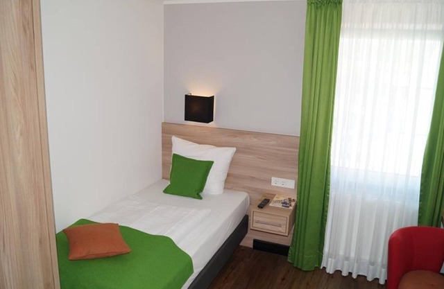 Chambre Simple, douche, toilettes - Das Crass: Wein-Wirtschaft-Hotel