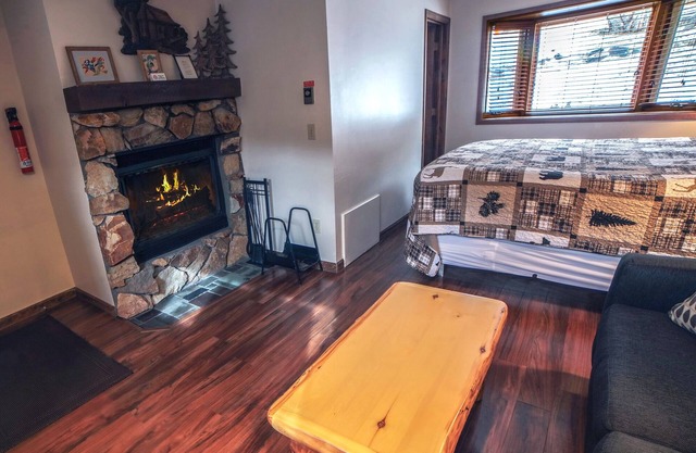 Single room suite, king bed, jetted tub close to Estes Park